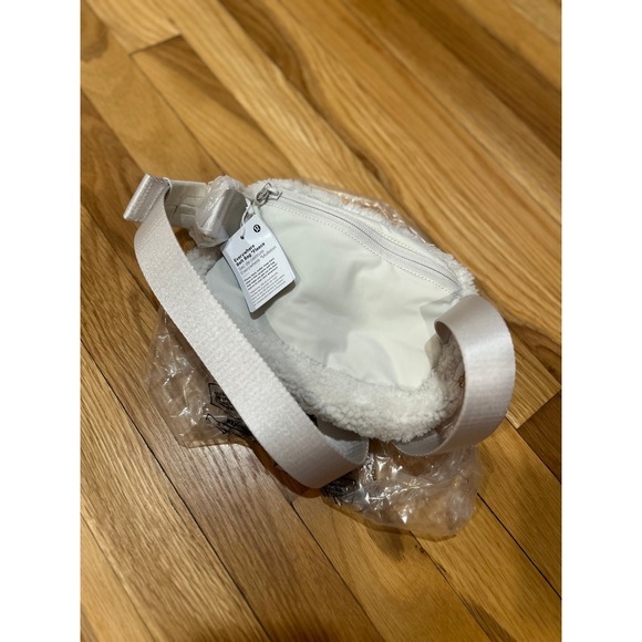 NWT Lululemon Everywhere Fleece Belt Bag / Natural Ivory Trench - Picture 3 of 6